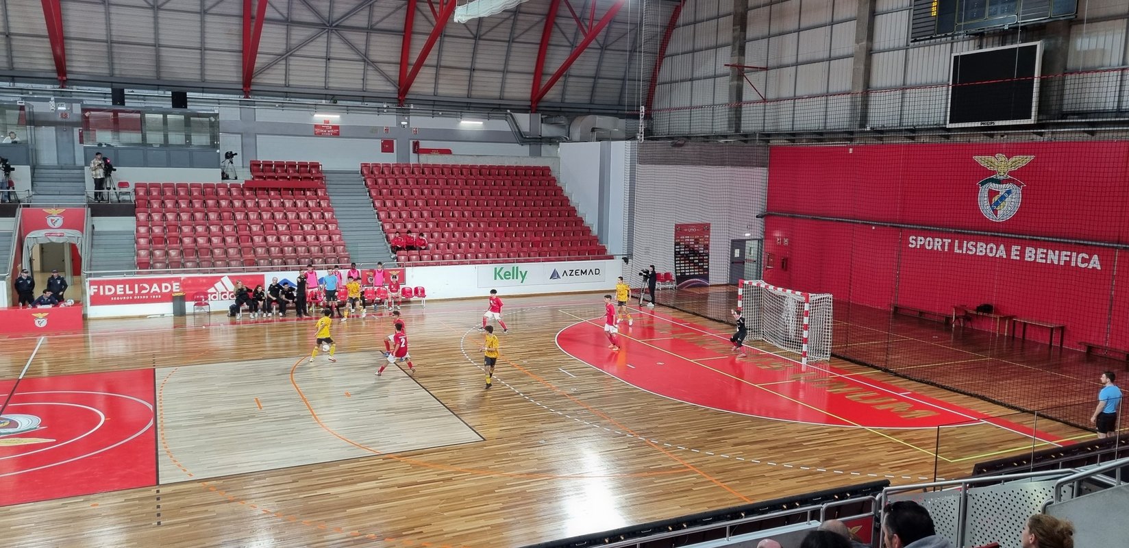 Futsalharjoitus käynnissä kentällä