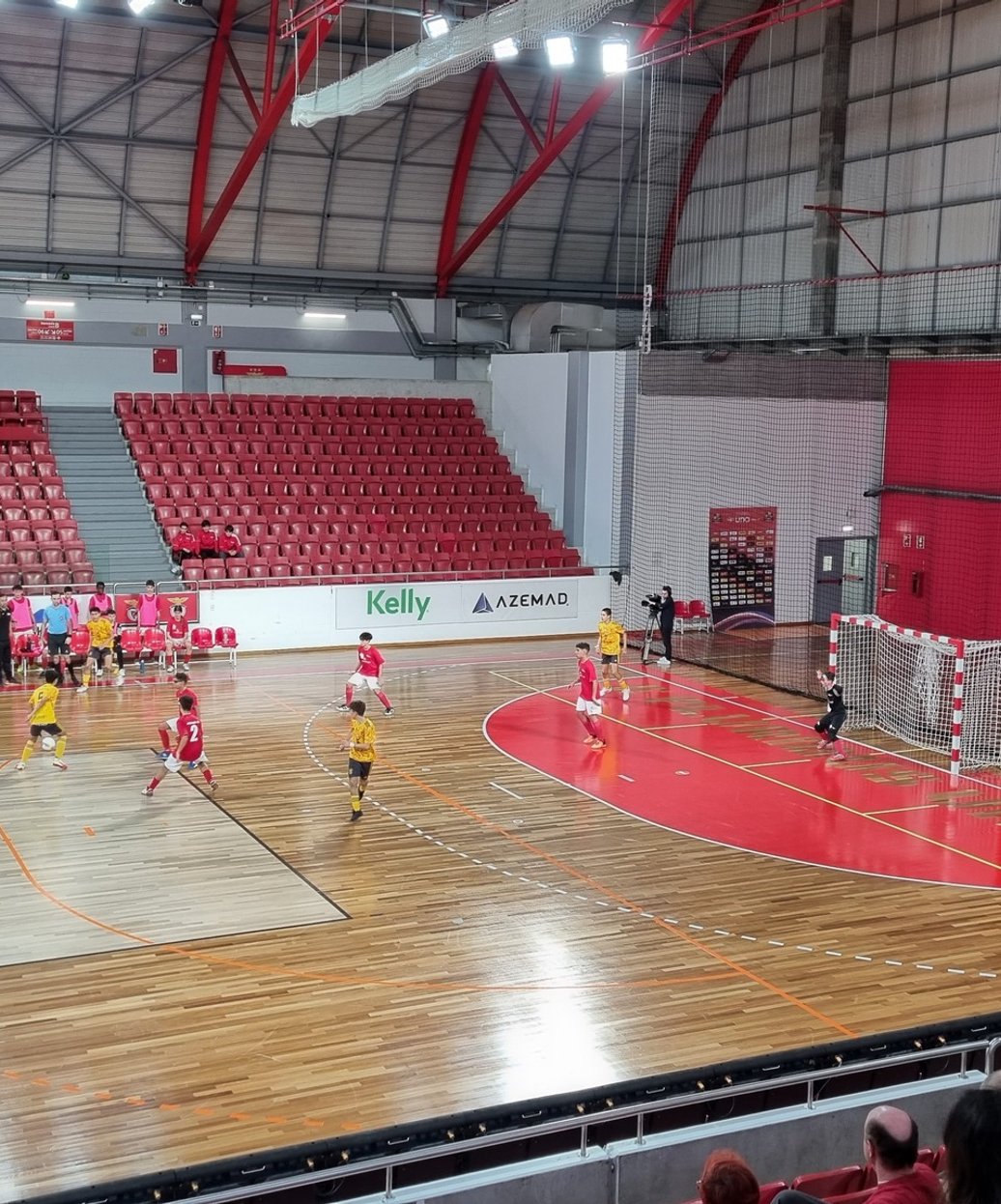 Maru Grönroos futsalvalmentaja valmentamassa futsaljoukkuetta