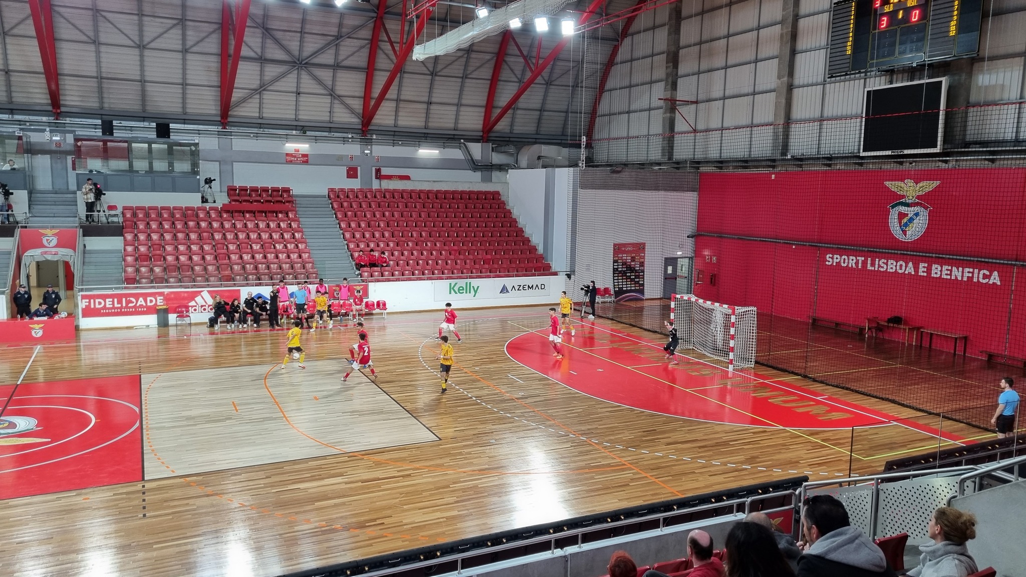 valmentaja kouluttaa