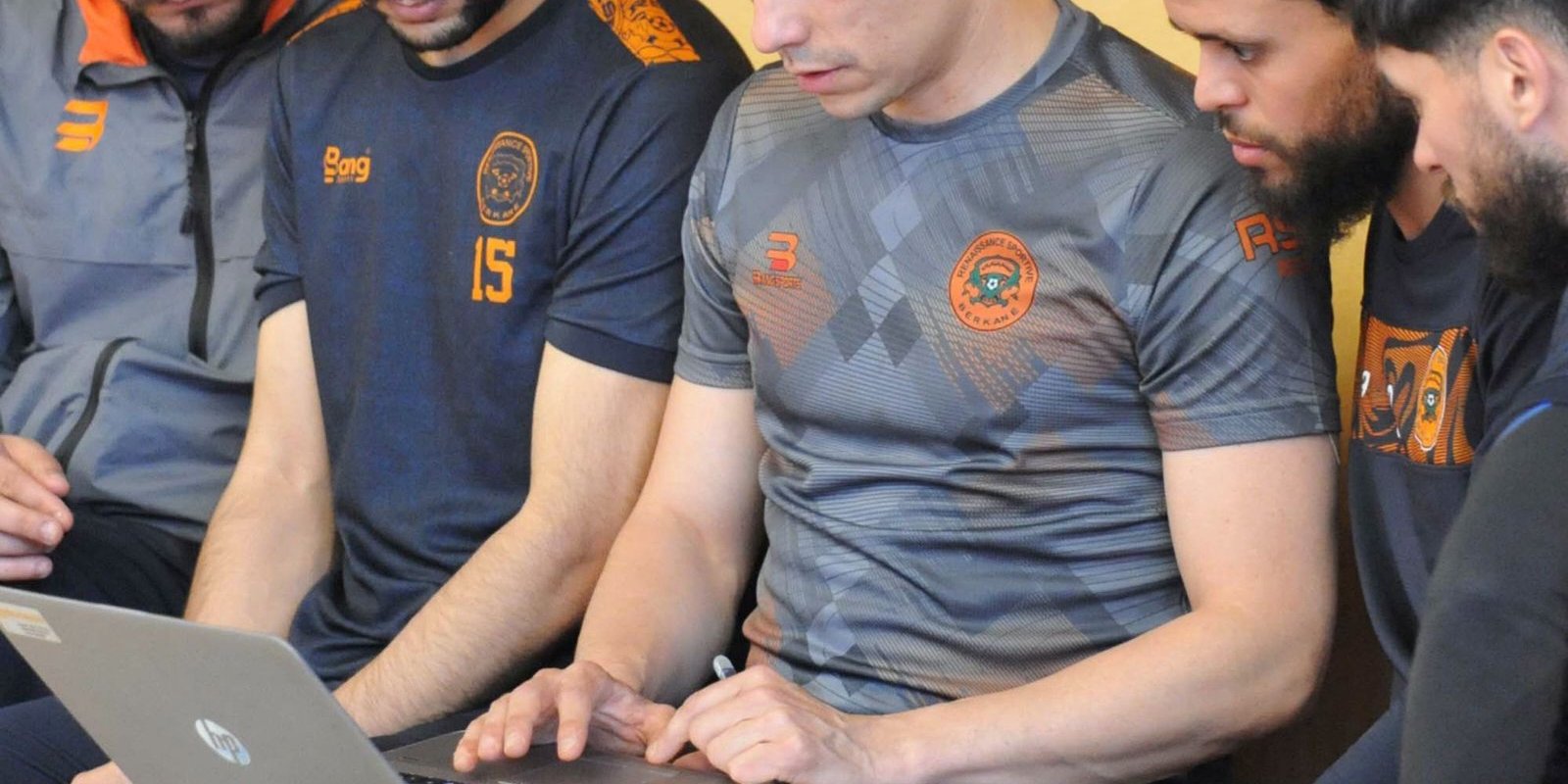 Nuoren pelaajan fysiikkaharjoittelua kentällä