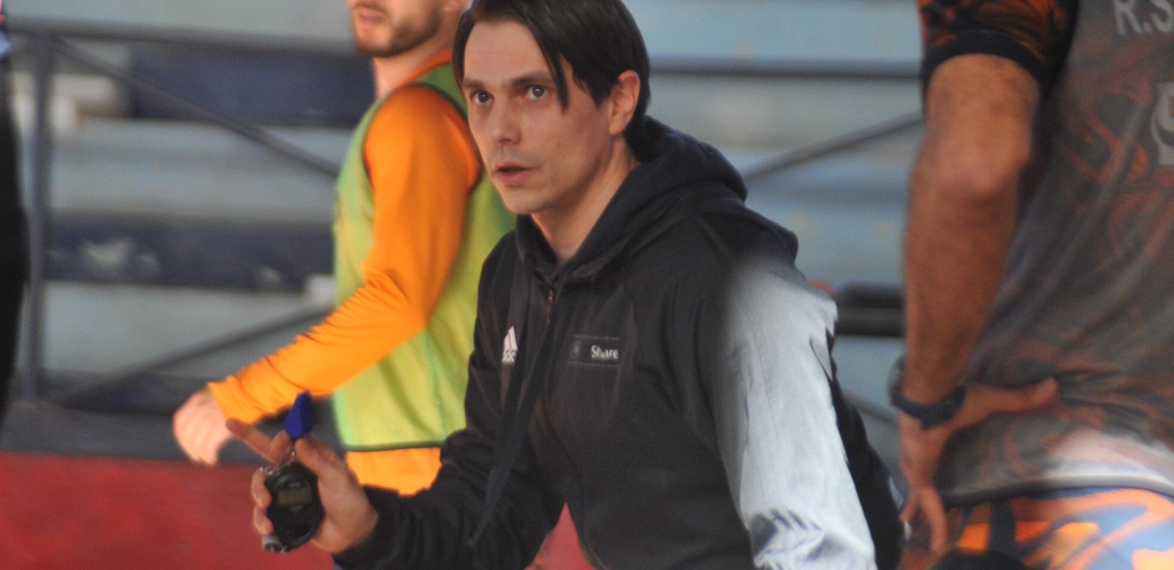 Valmentaja ohjaamassa juniorijoukkueen harjoitusta